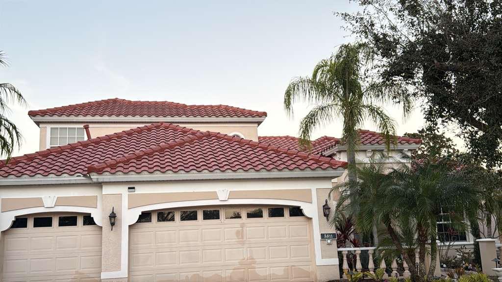 House with Roof of Concrete/Clay Tiles